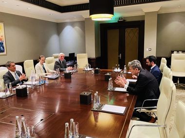 Virgil Popescu, întâlnire de lucru cu directorul general al Agenţiei Internaţionale pentru Energie Regenerabilă / Discuţiile, despre ţintele asumate ca ţară pentru a produce şi consuma cât mai multă energie verde