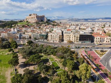 Agenţia de turism Paralela 45 estimează pentru anul trecut vânzări de 48 milioane euro. Compania anunţă pentru acest an zboruri charter din 14 oraşe ale ţării, inclusiv din Braşov, imediat după deschiderea noului aeroport