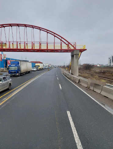 Pasarelă pietonală peste Centura Bucureşti, dar nu există încă trotuare / Unul dintre piloni îngustează o bandă de circulaţie / Poliţia Ilfov a cerut resistematizarea zonei şi semnalizarea corespunzătoare