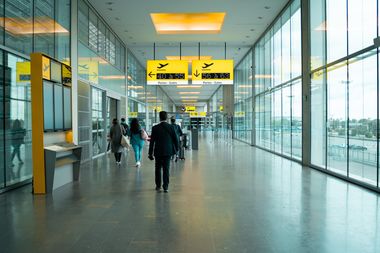 Agenţia de turism Vola.ro anunţă că va rambursa banii tuturor clienţilor care au avut zboruri Blue Air anulate - peste 10.000 de clienţi Vola.ro şi un prejudiciu de peste 1 milion de euro