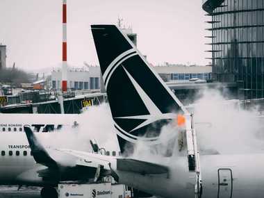 Trafic normal, în condiţii de iarnă, pe Aeroportul Henri Coandă / Nicio cursă nu a fost anulată / Pot apărea întârzieri de până la o oră pentru degivrarea eronavelor