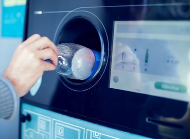 Tanczos Barna: Toţi producătorii şi comercianţii de băuturi trebuie să se înregistreze în baza de date a Sistemului de Garanţie-Returnare / Înscrierea, obligatorie, se face până în 28 februarie / Garanţie de 50 de lei la fiecare băutură cumpărată