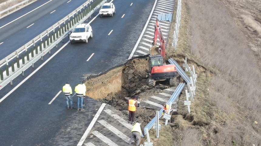 Cum arată autostrada Sebeş-Turda, aflată în garanţie şi închisă circulaţiei în urma unei alunecări de teren – FOTO, VIDEO
