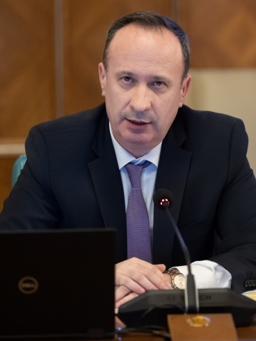Adrian Câciu: Aş vedea o continuare a reducerii impozitării muncii şi pe a doua jumătate a acestui an şi în 2024 / Programul de guvernare al PSD îl finalizăm luna aceasta