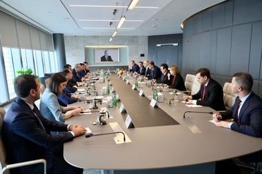 Ciolacu, întâlnire cu ministrul Economiei din Azerbaidjan / Discuţii despre deschiderea unei rute de zbor Baku-Bucureşti şi a unei legături de feribot între cele două ţări