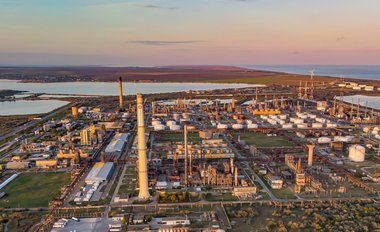 Rompetrol Rafinare a trecut pe profit şi a realizat un rezultat net de 90,34 milioane dolari în 2022. Compania estimează o contribuţie de 124,6 milioane de dolari privind taxa de solidaritate