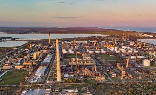 Rompetrol Rafinare a trecut pe profit şi a realizat un rezultat net de 90,34 milioane dolari în 2022. Compania estimează o contribuţie de 124,6 milioane de dolari privind taxa de solidaritate