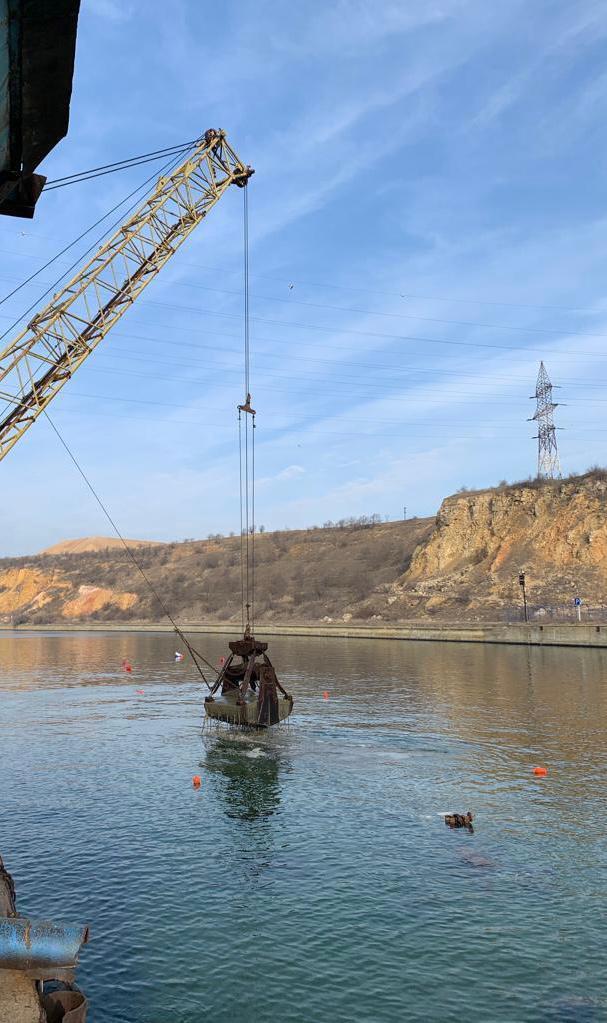 Constanţa: A început operaţiunea de extragere a încărcăturii de pe barja scufundată pe canalul Poarta Alba - Midia Năvodari