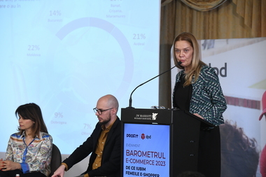 Barometrul e-Commerce: Femeile cumpără mai multe produse decât bărbaţii, dar, contrar prejudecăţilor, mai puţin sub impulsul de moment
