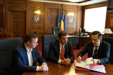 Grindeanu: Undă verde pentru construirea unui drum de conectivitate la Aeroportul Internaţional „Traian Vuia”! Un parteneriat cu acest scop a fost încheiat astăzi între CNAIR şi Consiliul Judeţean Timiş