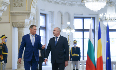Presa bulgară: Iohannis şi Radev ar trebui să vorbească despre criza Euroins, care ameninţă sectorul asigurărilor din România, dar şi piaţa de capital din Bulgaria