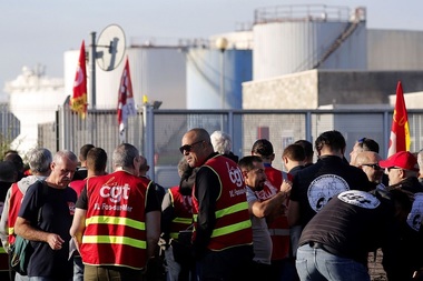 Livrările mai multor rafinării franceze erau în continuare blocate, marţi, din cauza grevelor din ultimele două săptămâni