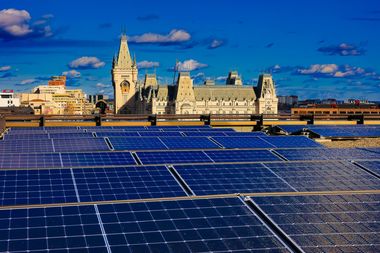 Grupul Iulius a montat panouri fotovoltaice pe toate proprietăţile din portofoliu, care vor produce 5.500 MWh anual/ Investiţia depăşeşte 3,5 milioane de euro