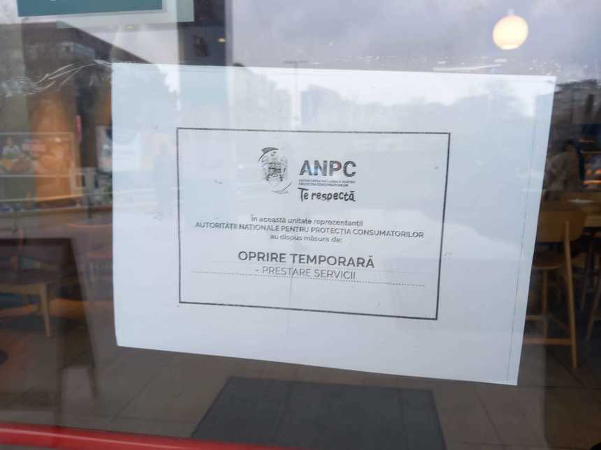 Magazin Starbucks din Bucureşti, închis temporar de ANPC, după ce au fost găsite vitrine neigienizate şi plăci de gresie fisurată sau spartă

