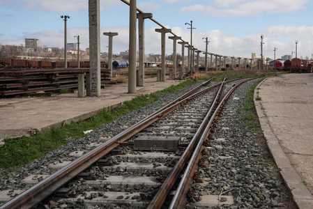 Primele şine de cale ferată din Portul Constanţa, vechi de peste un secol, scoase din uz - FOTO