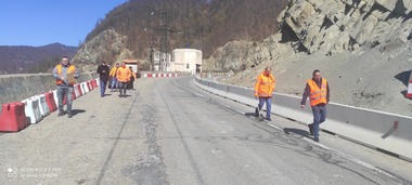Lucrări de stabilizare a versantului ce mărgineşte DN 10, în zona barajului Siriu - FOTO