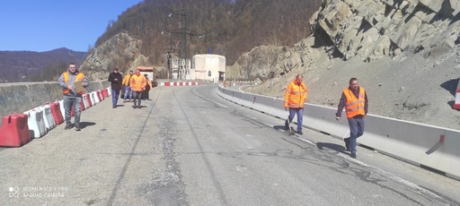 Lucrări de stabilizare a versantului ce mărgineşte DN 10, în zona barajului Siriu - FOTO