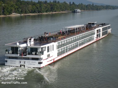 Nava de pasageri Viking Rinda, cu 166 de turişti la bord, majoritatea americani, escală în portul Constanţa / Nava deschide sezonul de croaziere