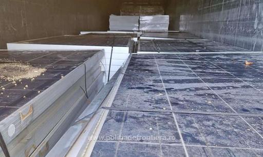 Peste 38 de tone deşeuri - haine second hand, panouri fotovoltaice nefuncţionale şi mobilier - întoarse la expeditor de la intrarea în România