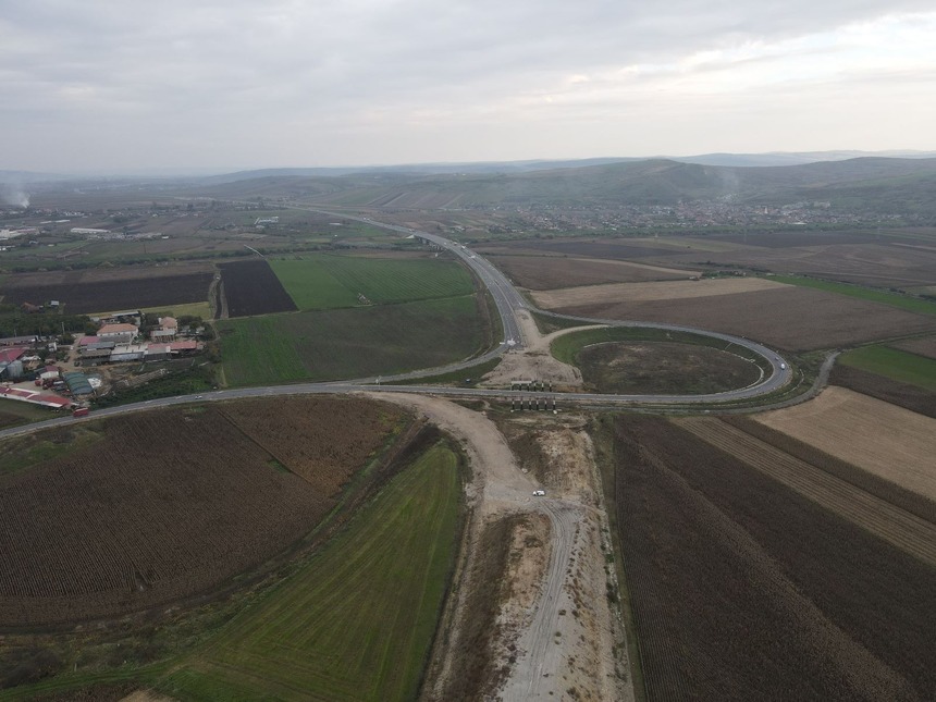 Trafic restricţionat pe bretelele nodului rutier de la Cheţani, pe Autostrada Transilvania, pe sensul către Târgu Mureş


