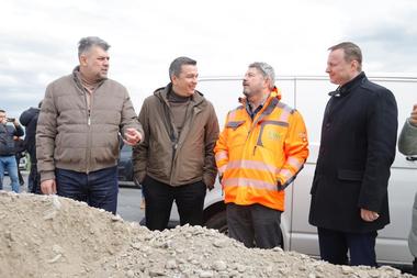 Grindeanu, pe şantierul tronsonului 3 al A7, unde se toarnă primii kilometri de asfalt: Vrem ca de anul acesta să dăm în folosinţă minim 100 de kilometri de drum expres sau autostradă