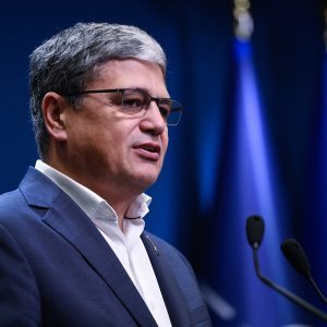 Boloş: Suntem în discuţii cu Comisia Europeană pentru a acorda în continuare, prin Fondul de Tranziţie Energetică, măsurile pentru populaţie şi firme. Sunt luate în calcul măsuri compensatorii de circa 500 milioane euro