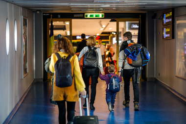Vola.ro: Românii au plătit 173 euro, în medie, pe biletul de avion pentru vacanţa de Paşte. Destinaţiile europene cele mai căutate de turiştii români sunt: Italia, Spania, Marea Britanie, Franţa şi Grecia