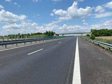 INS: România avea, la finalul anului trecut, 949 km de autostrăzi şi 23.727 km de drumuri pietruite şi de pământ / 29,9% din lungimea drumurilor modernizate şi 41,1% din lungimea drumurilor cu îmbrăcăminţi uşoare rutiere aveau durata de serviciu depăşită