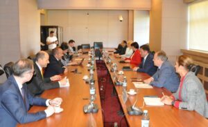 Delegaţia OCDE, în România – La ministerul Economiei s-a discutat despre paşii pe care România îi are de făcut pentru aderare / Florin Spătaru: Reprezintă un obiectiv major al politicii externe române. Facem toţi paşii necesari atingerii acestui deziderat