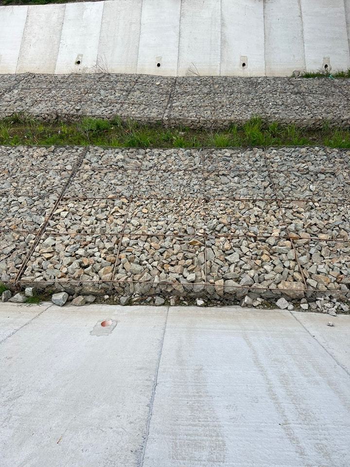 Direcţia Drumuri şi Poduri Craiova: Au fost furate plasele care susţin pietrele din gabioanele montate pe Drumul Expres Craiova-Piteşti, în zona podurilor / Pericol pentru siguranţa circulaţiei - FOTO

