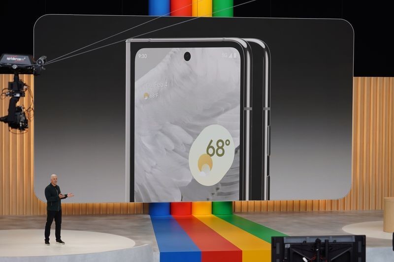 Google şi-a prezentat primul smartphone pliabil, Pixel Fold