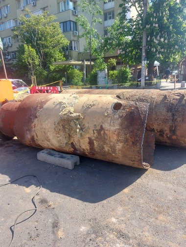 Termoenergetica: Lucrăm la decopertarea parţială a anumitor porţiuni de pe şantierul din strada Dezrobirii / Termenul estimat de finalizare - finalul lunii iulie / Alimentarea cu apă caldă nu este întreruptă

