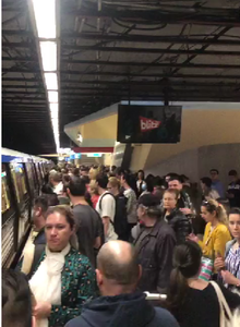Un călător a tras sistemul de alarmă al unui metrou care a plecat din Pipera spre Berceni, garnitura fiind retrasă la depou pentru verificări / Aglomeraţie în staţia de la Universitate