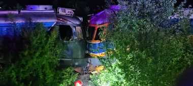 UPDATE - Accident în Giurgiu – Două locomotive private s-au ciocnit, ambii mecanici fiind răniţi. Unul dintre ei consumase alcool / A treia persoană implicată a refuzat transportul la spital / Traficul între Bucureşti şi Giurgiu, reluat - FOTO
