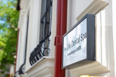 Grupul de firme care deţine brandul de clinici dentare Life Dental Spa şi-a dublat afacerile  în ultimul an, la peste 10 milioane de euro, şi anunţă investiţii de 7,5 milioane euro în următorii ani