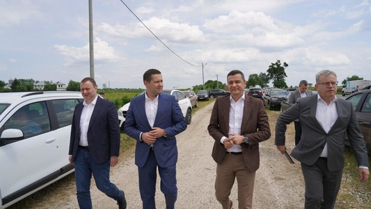 Sorin Grindeanu şi preşedintele Consiliului Judeţean Dâmboviţa au dat startul lucrărilor pentru extinderea la patru benzi a DN7 Bâldana - Titu / Proiectul are o valoare de 258 milioane lei