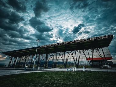 Prima cursă pe Aeroportul Braşov-Ghimbav, un avion TAROM având la bord mai multe oficialităţi  şi pilotat de fiul cosmonautului Dumitru Prunariu / TAROM: Primul aeroport din istoria Braşovului, inaugurat de prima companie aeriană din istoria României