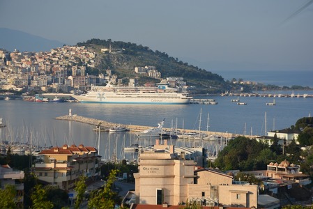 Animawings: În acest an, peste 88% din români aleg să călătorească în Grecia cu avionul, în detrimentul deplasărilor cu maşina personală. Bilete de avion au fost rezervate cu minimum patru luni în avans; în topul preferinţelor sunt Creta şi Zakynthos