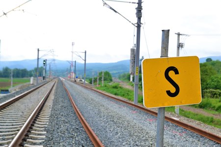 Asociaţia Pro Infrastructură: Reconstrucţia căilor ferate, o pălărie prea mare pentru guvernul României şi CFR / 500 de kilometri dintr-o reţea de 8.000, reconstruiţi în 22 de ani / Blocajele birocratice spectaculoase generează întârzieri masive