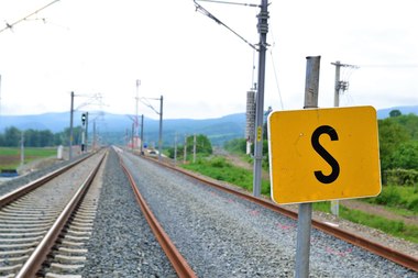 Asociaţia Pro Infrastructură: Reconstrucţia căilor ferate, o pălărie prea mare pentru guvernul României şi CFR / 500 de kilometri dintr-o reţea de 8.000, reconstruiţi în 22 de ani / Blocajele birocratice spectaculoase generează întârzieri masive