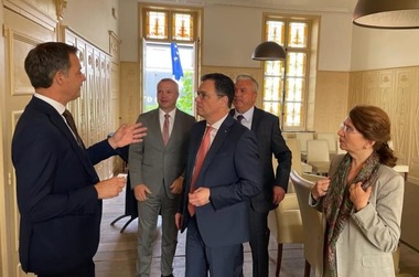 Ministrul Economiei anunţă un plan de investiţii al companiei belgiene ABEE la Galaţi într-o fabrică de producere a bateriilor cu o capacitate finală de 22 GW
