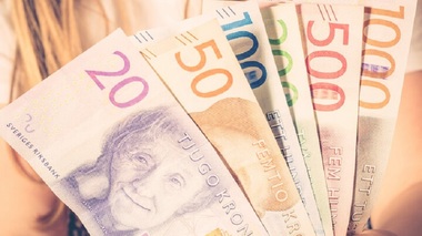 Coroana Suediei a atins joi un nou minim record, după ce banca centrală a ţării a majorat dobânzile şi a minimizat posibilitatea intervenţiilor pe piaţă