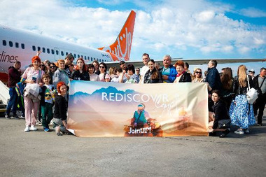 Turoperatorul ucrainean Join UP! anunţă că de la lansarea în România aproximativ 15.500 de turişti au cumpărat pachete de vacanţă, din care 20% au fost ucraineni şi moldoveni. Cele mai căutate destinaţii sunt Egipt, Turcia, Tunisia, Spania şi Grecia 