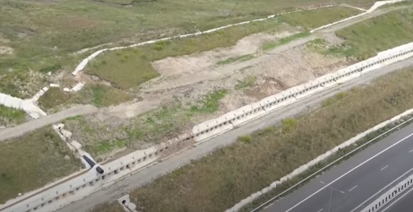 Alunecare de teren masivă în apropierea autostrăzii A10, la Alba Iulia Nord. O porţiune din deal riscă să ajungă peste şosea. DRDP Cluj anunţă că firma care a realizat tronsonul face expertiză - VIDEO