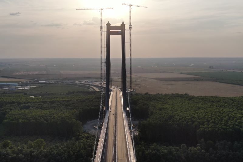 Podul suspendat de la Brăila, al treilea ca mărime din Europa, inaugurat în prezenţa preşedintelui Iohannis/ Vor participa Marcel Ciolacu, Nicolae Ciucă, dar şi Sorin Grindeanu/ Zeci de mii de tone de oţel/ Investiţie de peste 2,5 miliarde de lei - FOTO  