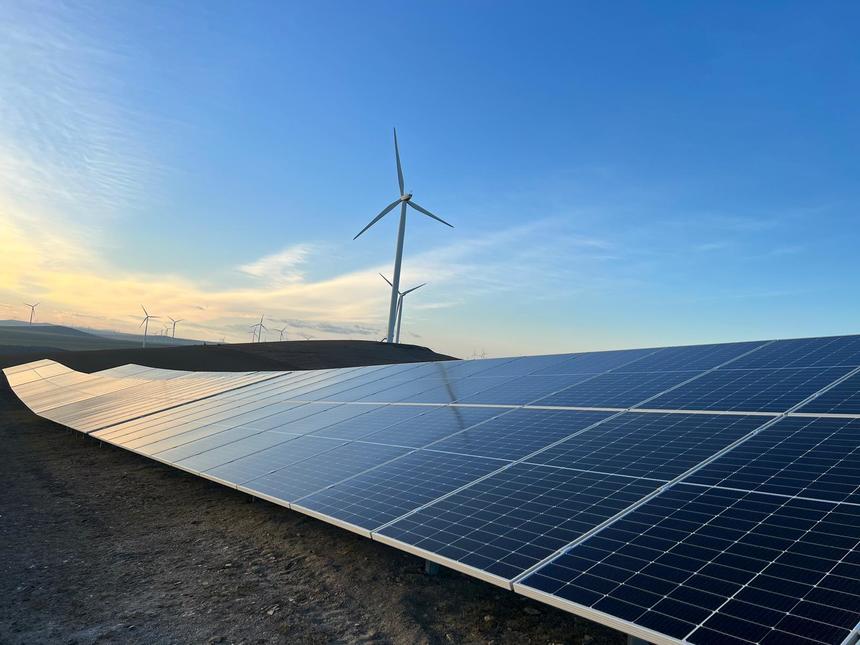 Companiile Parapet şi Blue Line Energy au finalizat primul proiect hibrid de producere a energiei din surse regenerabile din ţară, în Tulcea, o centrală fotovoltaică de 1,1 MW, instalată în incinta unui parc eolian de peste 6 MW