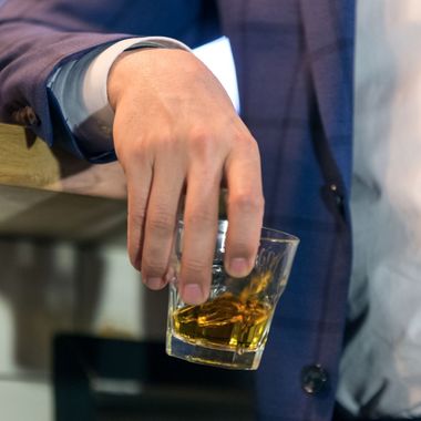 Producătorii şi importatorii de băuturi spirtoase din România spun că încasările la bugetul de stat din acciza la alcool etilic au scăzut cu 2,6 % în primul semestru, la 369,68 milioane de lei, în pofida accizei majorate: Fenomenul se va accentua dacă Guvernul aprobă noi taxe