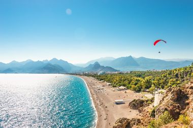 Ministerul Economiei, Antreprenoriatului şi Turismului a început un control la sediul agenţiei de turism Kusadasi, care şi-a cerut falimentul. În prezent, agenţia de turism Kusadasi are în derulare circa 500 de pachete de servicii de călătorie