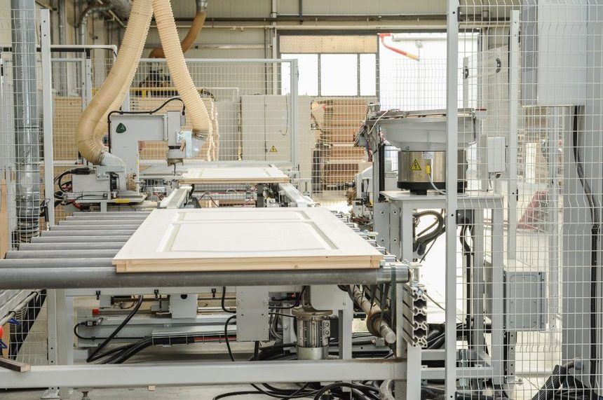 Holdingul ROCA Industry, prin intermediul Eco Euro Doors, se află în negocieri avansate pentru preluarea unui pachet de acţiuni al companiei Workshop Doors, ce deţine două facilităţi de producţie, în Reghin şi Petelea