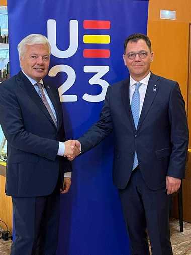 Ministrul Economiei Ştefan Radu Oprea, discuţii cu Didier Reynders, comisarul european pentru justiţie, cu atribuţii privind protecţia consumatorului despre anularea unor zboruri ale Wizz Air